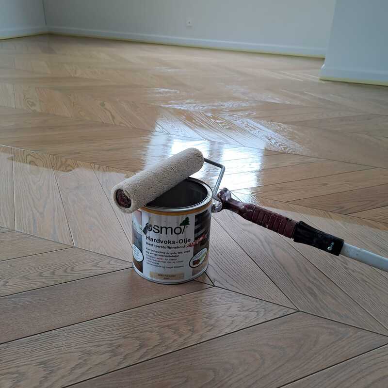 Oiling chevron parquet flooring with hardwax oil