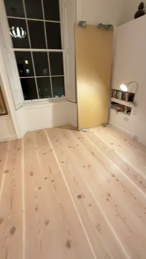 Douglas Fir 004 wide plank flooring in a hallway in Edinburgh New Town