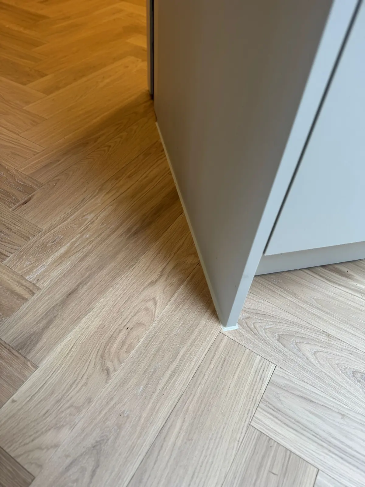 Neat herringbone cut at the corner of a kitchen unit