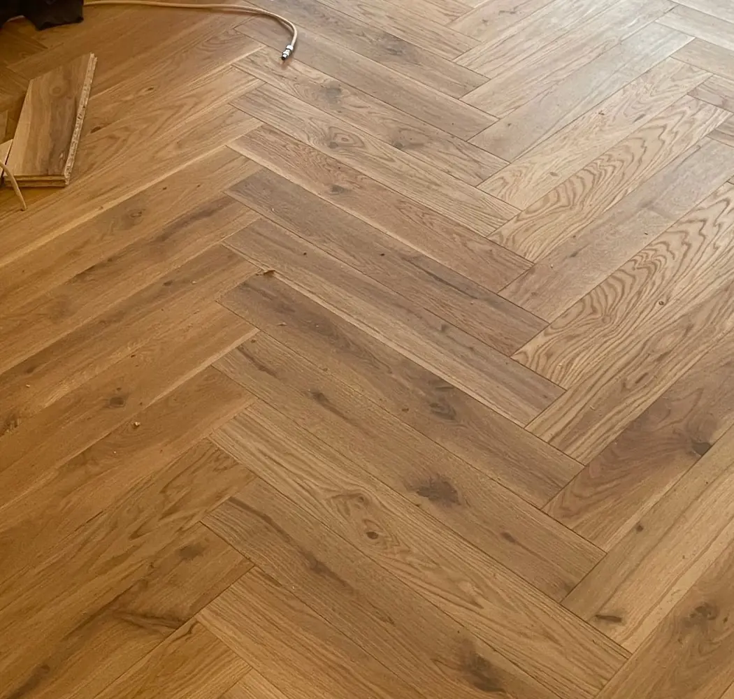 Rustic grade Invisible oak herringbone parquet in a living room
