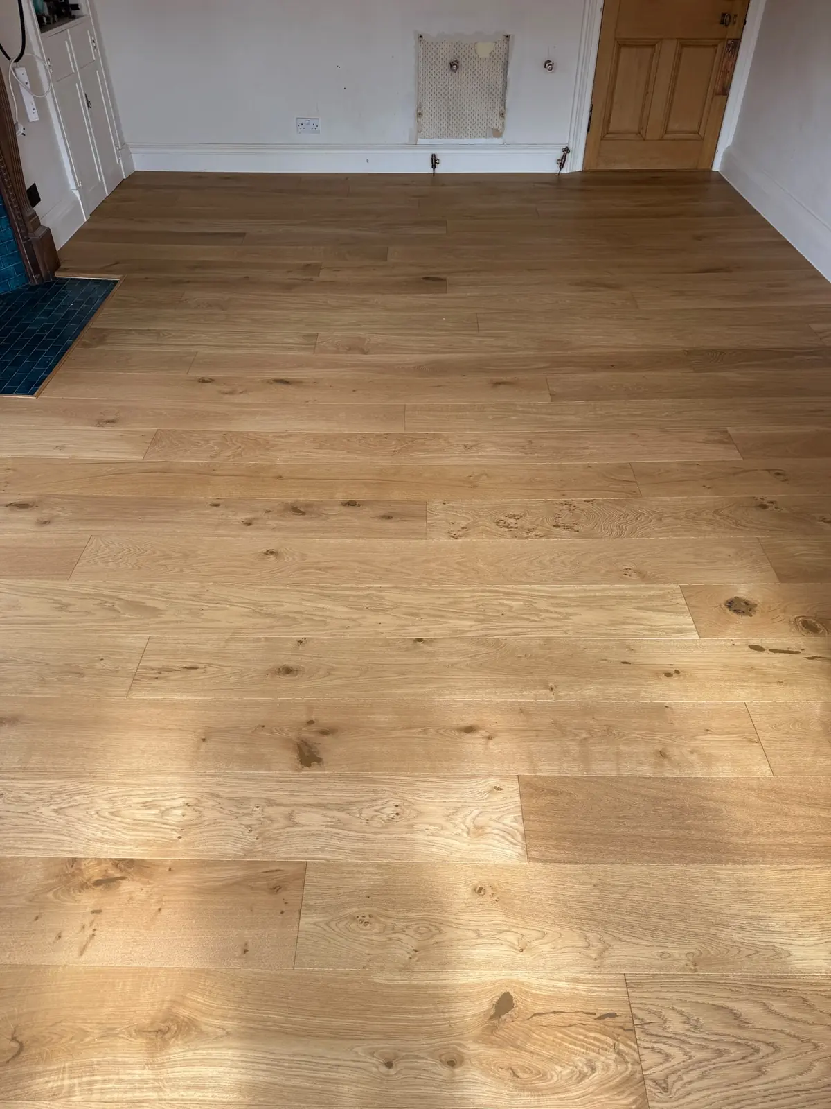Natural grade oak with knots and colour variation in sunlight